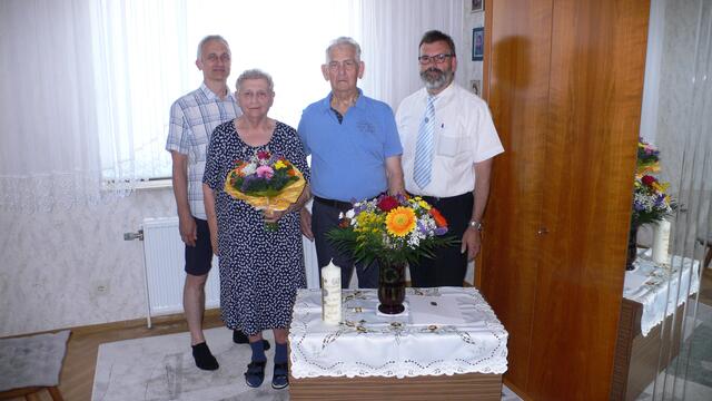 Der Gemeinderat Martin Pleil, sowie der Bürgermeister Klaus Schütz überbrachten die Glückwünsche an Maria Mayer &amp; Josef Mayer,  | Foto: Gemeinde Großkrut