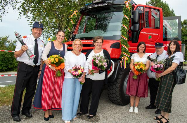 Fünf Patinnen standen im Rahmen der Segnung des neuen Löschfahrzeuges mit Spenden bereit. | Foto: Dieter Arbeiter