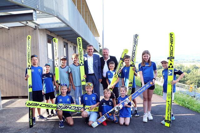 Wirtschafts- und Sport-Landesrat Markus Achleitner mit Bernhard Zauner, Präsident der UVB Hinzenbach und Skisprung-Talenten beim Lokalaugenschein im neuen Springerdorf der Energie AG-Arena.  | Foto: Maringer, Land OÖ