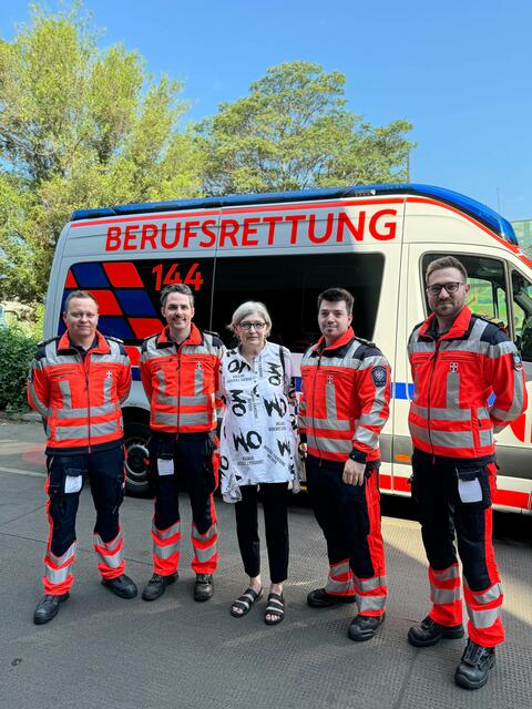 v. l. Notfallsanitäter Roman F., Notfallsanitäter Erik K., die gerettete Elisabeth S., Rettungssanitäter Jakob S., Notarzt Dr. Sebastian S. | Foto: Berufsrettung Wien 
