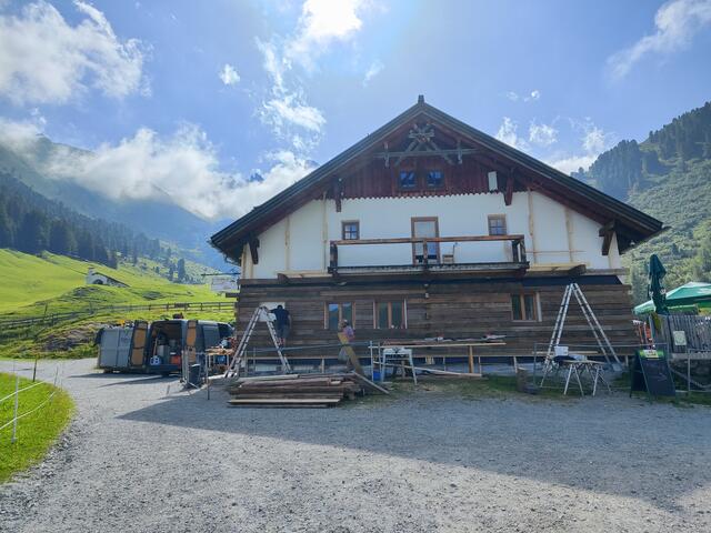 Auf der Kemater Alm wird nicht renoviert - hier laufen die Vorbereitungen für einen Filmdreh! | Foto: privat