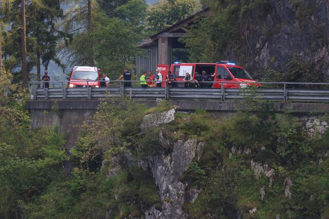 Traurige Gewissheit am Traunsee: Nach einer intensiven Suchaktion konnte der vermisste Taucher in 63 Metern Tiefe geortet werden. In seiner Heimatgemeinde Steinhaus, aber auch im benachbarten Thalheim, wo er stellvertretender Feuerwehrkommandant war, herrscht Betroffenheit. | Foto: laumat.at