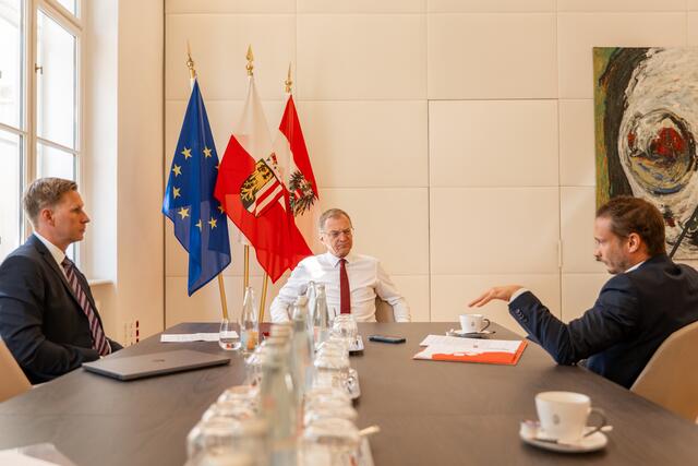 Oberösterreichs Landeshauptmann Thomas Stelzer zweifelt  im Gespräch mit MeinBezirk Oberösterreich-Chefredakteur Thomas Winkler (l.) und Chefredakteur-Stellvertreter Thomas Kramesberger die aktuellen Umfragen zur Nationalratswahl an: "Spätestens nach der Europa-Wahl wissen wir, was all die Umfragen und Meinungen von Experten wirklich wert sind." | Foto: BRS/Siegl