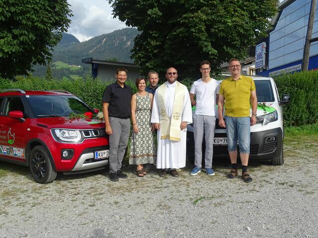 Freuen sich über die zwei neuen Dienstautos: GF Tobias Bitterlich, PDL Stv. Kathrin Kofler, Obmann Stv. Dr. Reinhard Schranzhofer, Pfarrer Erwin Mayer, Pdl Johannes Bogner, Obmann Bgm. Markus Bischofer (v.l.). | Foto: Arnold Bachmann
