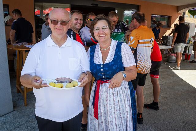 Pfarrer Mag. Josef Etzlstorfer mit Vizebgm. Eva Wahlmüller 