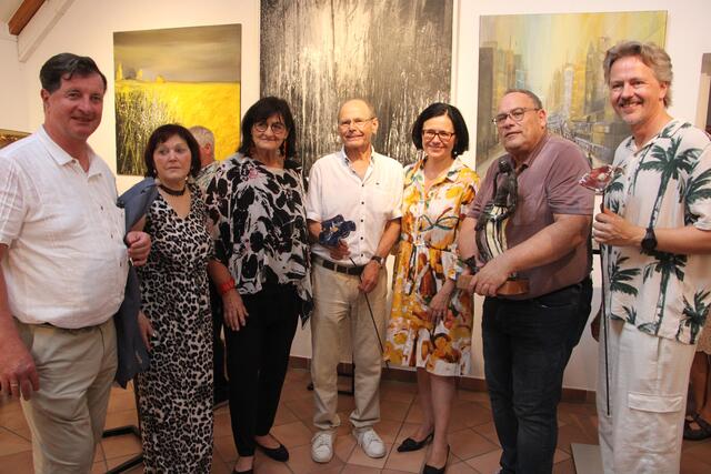Die Künstlerinnen Meister und Pfeiffer mit Johannes Hödl, Oswin Donnerer und Georg Gratzer bei der Vernissage. | Foto: MeinBezirk/Hofmüller
