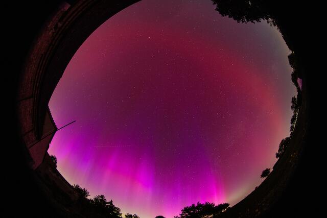 Die Polarlichter, die dieses Jahr bis nach Österreich zu sehen waren, konnten mit einer einfachen Kamera eingefangen werden. | Foto: Sternwarte Brenntenriegel