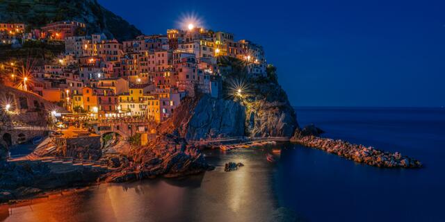 Urlaub am Meer, Manarola in Cinque Terre, chillen am Abend auf der Restaurantterrasse. | Foto: (c) Rudolf Neuhold