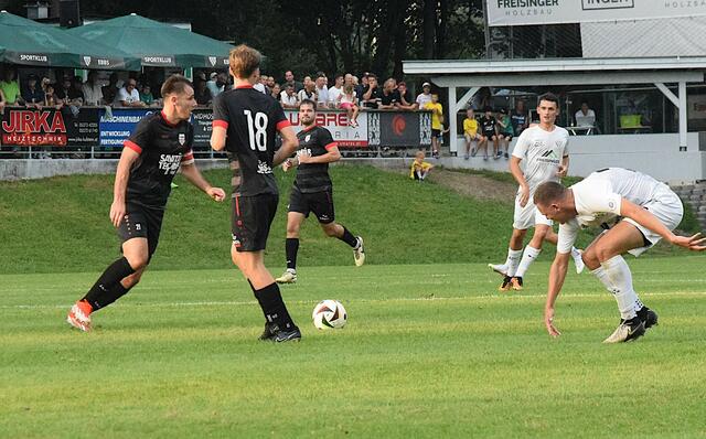 Der SV Wörgl (schwarz) überrascht mit einem halben Dutzend Toren beim SK Ebbs (weiß). | Foto: Schwaighofer