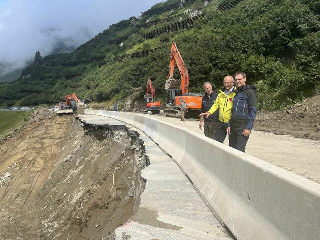 Die Schäden an der Arlbergstraße sind enorm. | Foto: Land Tirol/Muigg