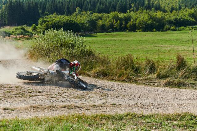 Die beiden Jugendlichen fuhren auf einem Forstweg. (Symbolfoto) | Foto: stock.adobe.com/at/.shock
