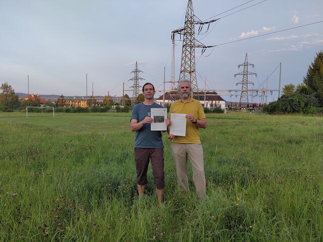 Wolfgang Schalko und Martin Litschauer (r.) vo dem Umspannwerk | Foto: privat