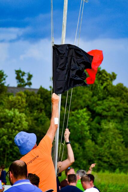 Schwarze Flagge, bedeutet Abbruch der Fahrt :(