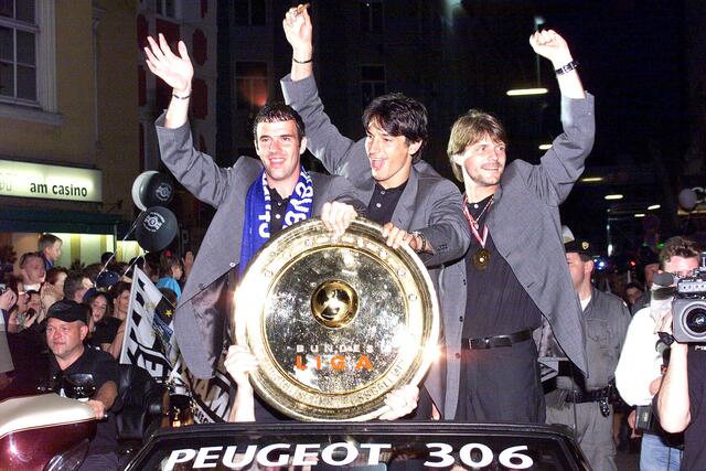 Am Höhepunkt: Mario Haas, Ivica Vastic und Hannes Reinmayr fahren 1999 mit dem Meisterteller durch die überfüllte Grazer Innenstadt. | Foto: GEPA