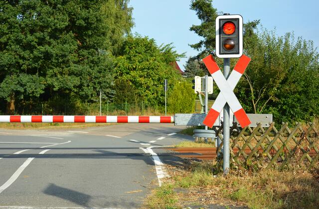 Pkw fuhr trotz Rotlicht auf die Eisenbahnkreuzung. (Symbolfoto) | Foto: stock.adobe.com/at/Daniel Strautmann