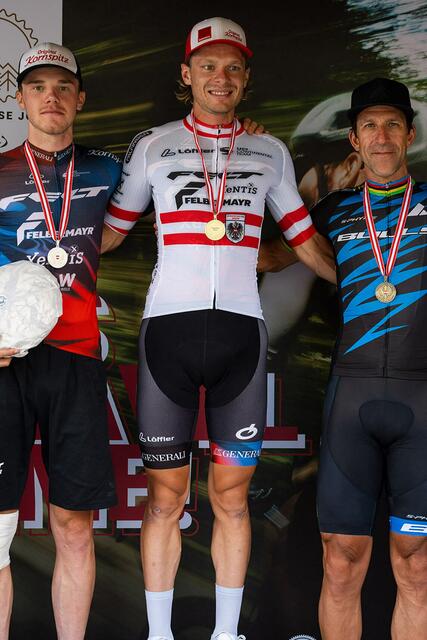 Bei den Herren siegte Sebastian Schönberger (m.) vor Emanuel Zangerle (li.) und Alban Lakata (re.). | Foto: Cian. J. Baumgartner