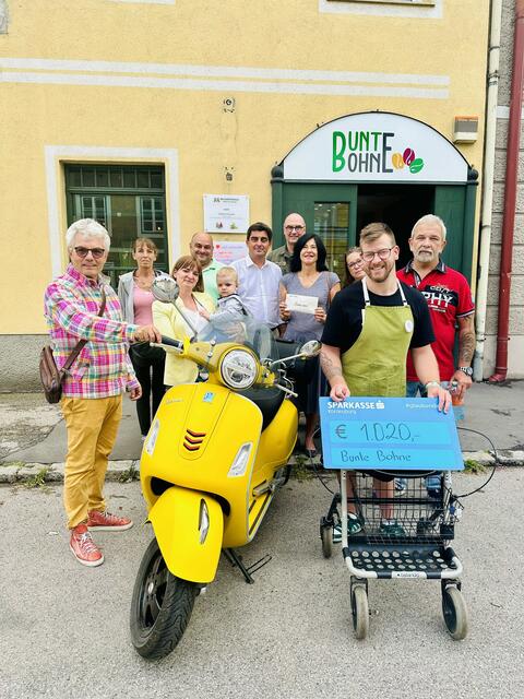 Helmut Schrammel, Elisabeth Somogyi, Jeannine Zaruba, Michael Zaruba, Christian Gepp, Jürgen Schlechter, Sylvia Bruckner (Präsidentin Behindertenhilfe Bezirk Korneuburg), Barbara (Mitarbeiterin), Alexander (Klient) und Szoltan Somogyi (v.l.) bei der Spendenübergabe an "Bunte Bohne". | Foto: Stadtgemeinde Korneuburg