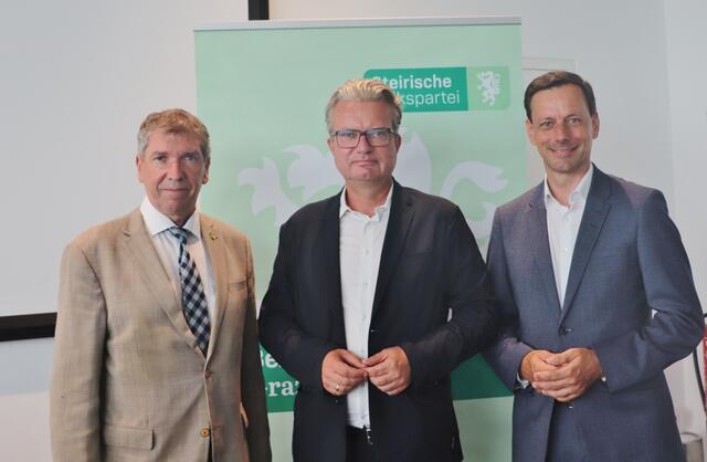 Plädieren für einen Ausbau der A9 im Süden von Graz und für eine Haltestelle der Koralmbahn beim Flughafen: Feldkirchens Bgm. Erich Gosch, LH Christopher Drexler und NAbg. Ernst Gödl. | Foto: Edith Ertl