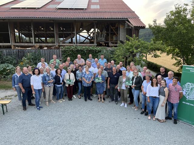 NAbg. Irene Neumann Hartberger, Bezirksbauernkammerobmann Thomas Handler und die Landeskammrätinnen Annette Glatzl und Waltraud Ungersböck mit den Vertreterinnen und Vertreter des Teilbezirkes Neunkirchen | Foto: Waltraud Ungersböck