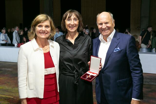 Das Silberne Ehrenzeichen des Landes Vorarlberg für Elisabeth Sobotka (mitte) | Foto: Land Vorarlberg