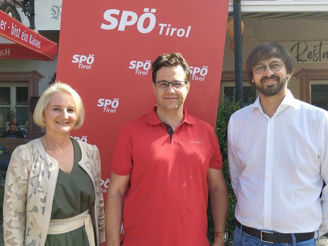 LA Claudia Hagsteiner und LGF Lukas Matt gratulierten dem neuen Team um Vorsitzenden Christoph Staffner (Mi.). | Foto: SPÖ Bezirk Kitzbühel