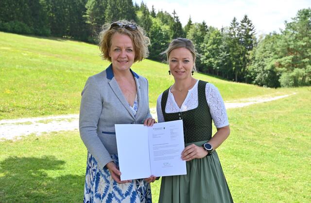 Bildungs-Landesrätin Christiane Teschl-Hofmeister mit der neuen Direktorin Katharina Aigner-Hinterreither

 | Foto: Jürgen Mück