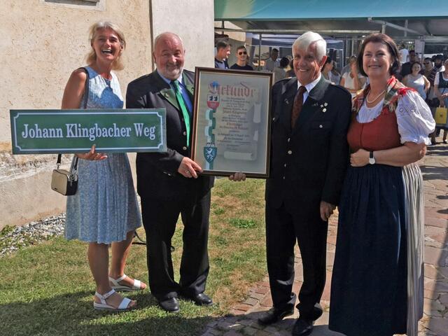 Der Gemeindevorstand mit Vbgm.in Heidemarie Taibinger, Bgm. Hannes Kogler und GKin Ursula Schwarzl mit dem neuen Ehrenbürger Johann Klingbacher beim Festakt im Rahmen des Pfarrfestes St. Radegund. | Foto: Gemeinde St. Radegund