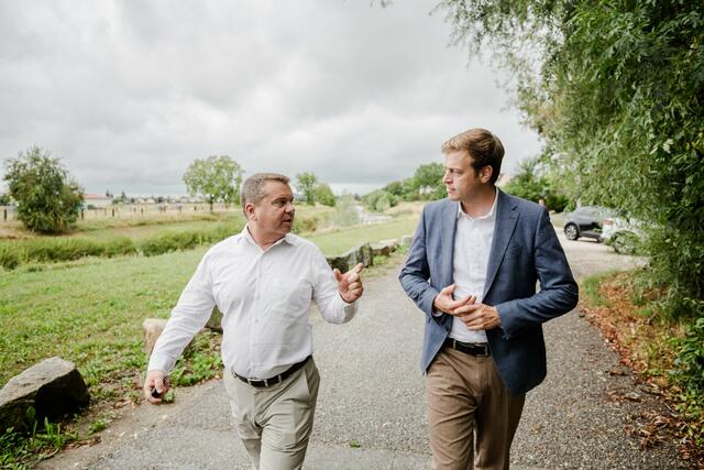 Gemeinsam mit dem Ansfeldner Bürgermeister Christian Partoll (li.) machte sich Umwelt- und Klima-Landesrat Stefan Kaineder ein Bild an der Krems nach dem Umweltalarm in der Nettingsdorfer Papierfabrik. | Foto: Land OÖ/Werner Dedl