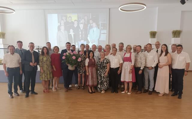 Geburtstagskind Margit Göll mit Gratulanten, Politiker- und Bürgermeisterkollegen. | Foto: Gemeinde Moorbad Harbach