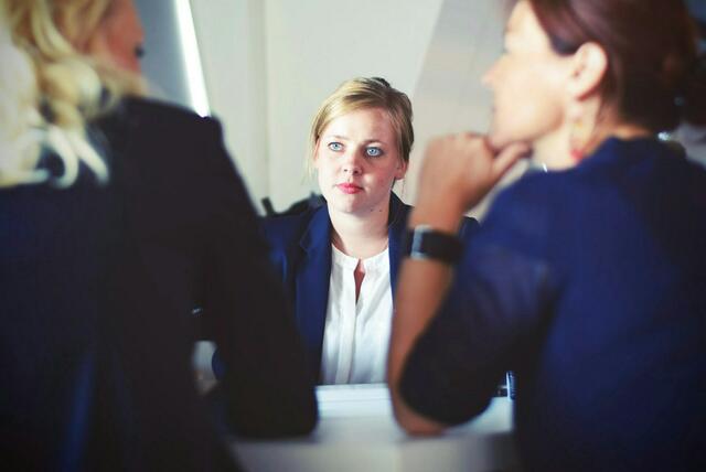 Eine Masterstudie führte ein Experiment durch und stellte mithilfe von Emotionsmessungen fest, dass übergewichtige Frauen im Bewerbungsprozess vermehrt negative Emotionen bei Personalverantwortlichen hervorrufen.   | Foto: Tim Gouw auf Unsplash
