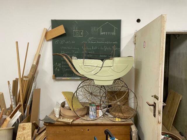 Der historische Kinderwagen wurde bei einer Wohnungsräumung gefunden. In der Werkstadt von Astrid Unterberger wird er wieder zum Leben erweckt. | Foto: Ipirotis/ MeinBezirk