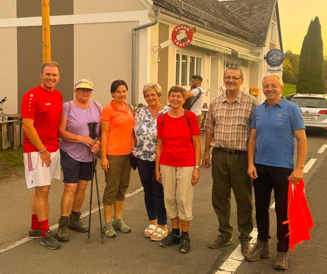 Nahmen an der Vollmondwanderung teil: Obmann-Naturpark Raab Bgm. Fabio Halb, Ingrid Felber, Gabriele Sampt, Rosi Gütl, Marianne Knaus, Johann Holzmann, Naturpark-Koordinator Karl Kahr (v.l.) | Foto: Naturpark Raab