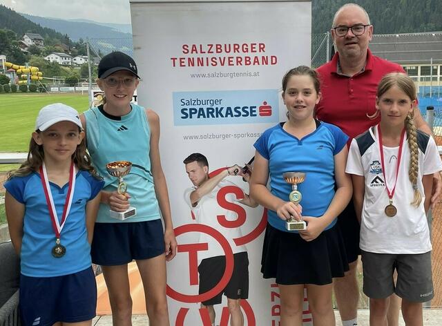 ROG Cup Tamsweg: v.l.n.r. E. Antretter, A. Perner, N. Bon, A. Dullnig (gelb); hinten: Turnierleiter Wolfgang Krainer | Foto: UTC Tamsweg
