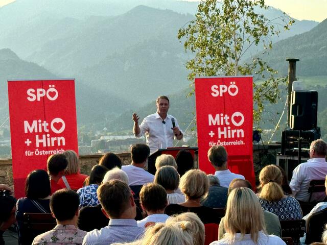 SPÖ-Bundesvorsitzender Andreas Babler beim Auftakt zu seiner "Herz+Hirn-Tour" auf der Burg Oberkapfenberg. | Foto: SPÖ/Friesenbichler