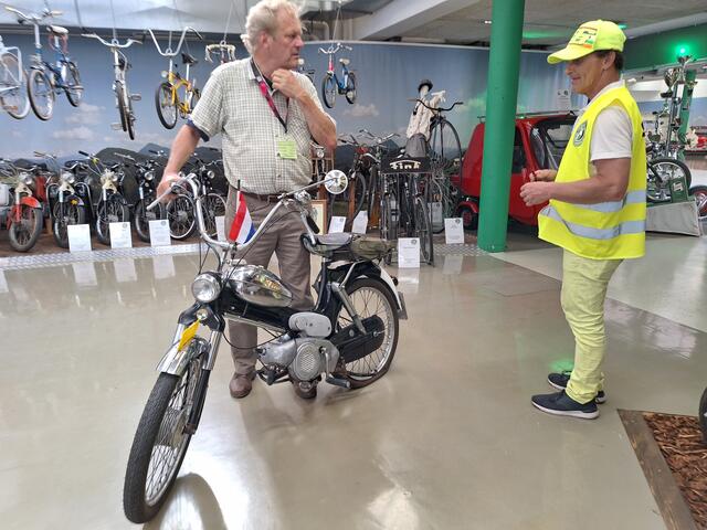 Bei einem der „Bokkriders" war der Mantel des Hinterrades bei einem Schlagloch weggeplatzt - und konnte vor Ort getauscht werden.