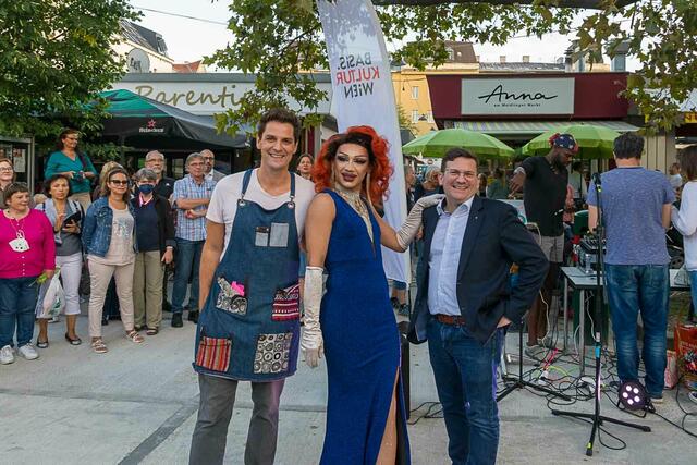 Mario Schinner-Krendl mit Drag-Queen und Bezirksvorsteher Wilfried Zankl (SPÖ, vl). | Foto: Mario Schinner-Krendl