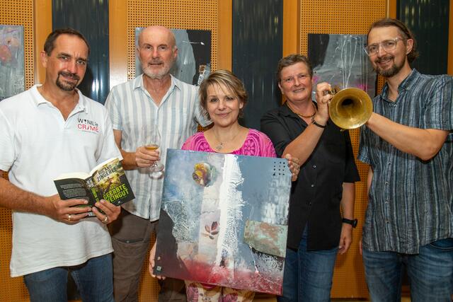 Schriftsteller Roland Zingerle, Biobauer Christian Waltl, Kreativkünstlerin Gerda Volleritsch und die Musiker Ute Funder und Johannes Matti begeisterten die Besucher. | Foto: Dieter Arbeiter