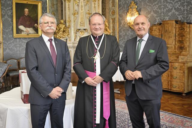 Der ungarische Parlamentspräsident László Kövér mit Propst Anton Höslinger und Nationalratspräsident Wolfgang Sobotka. | Foto: Parlamentsdirektion/Johannes Zinner