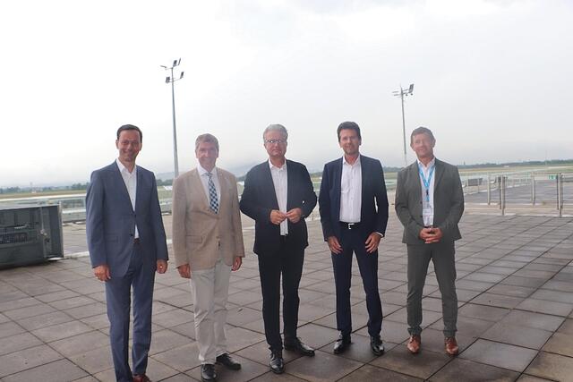 Beim Bau einer Haltestelle der Koralmbahn am Flughafen bleiben bislang die Flughafen-Geschäftsführer Wolfgang Grimus und Kurt Löschnig (beide rechts) im Regen stehen. NAbg. Ernst Gödl, Feldkirchens Bgm. Erich Gosch und LH Christopher Drexler nehmen einen neuen starken Anlauf. | Foto: Edith Ertl
