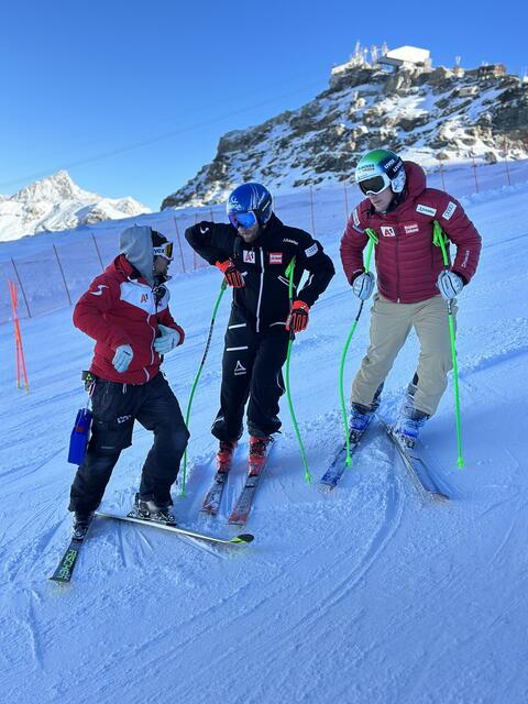 Trainer Max Zettinig im Analysegespräch mit Marco Schwarz und Otmar Striedinger (v. l.)  | Foto: Ski-Austria/kk