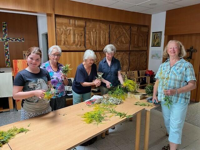 Die fleißige Helferin Conny, Nichte der stellvertretenden Direktorin Angelika Traschler, mit den ehrenamtlichen Mitarbeiterinnen Lore Brunnbauer, Christa Valetti, Christiane Rauckenberger und Monika Pöll.
 | Foto: PBZ Klosterneuburg