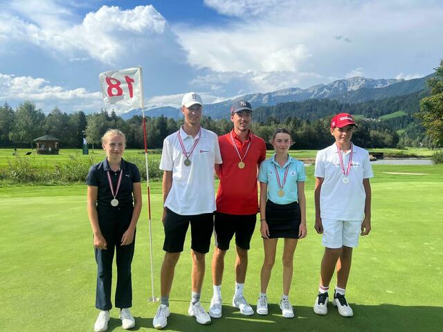 Gleich fünf Medaillen erspielten die Salzburger Nachwuchshoffnungen im Golf bei den österreichischen Lochwettspiel-Meisterschaften in Windischgarsten. Im Bild von links : Anna Schmitt, Laurenz Ebner, Tim Hofmann, Eva Mooslechner und David Flanagan | Foto: Ronny Schinnerl