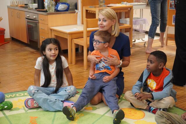Gemeinsam mit den Kindern wird das spielerische Programm des Tages besprochen.  | Foto: Alicia Martin Gomez