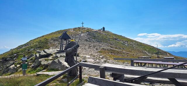 Blick aufs Gipfelkreuz von der Schutzhütte aus | Foto: Veronika Pronneg