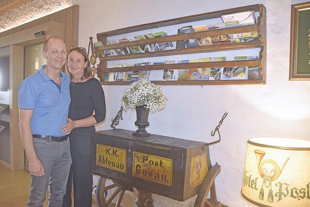 Johann und Monika Windhofer leiten das Hotel-Gasthof Post im Ortszentrum von Abtenau. Rechts die k.u.k. Kutsche. | Foto: Thomas Fuchs
