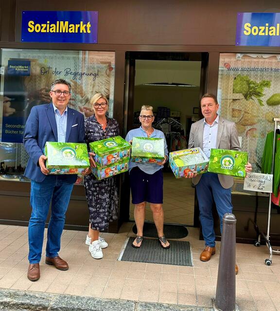 Die Übergabe an den Sozialmarkt Spittal erfolgte durch Erwin Angerer (rechts), Stadtrat Christoph Staudacher (links) sowie Tina Berger (2.v.l.) | Foto: Privat