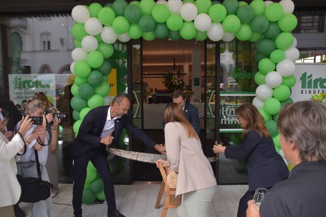 Sägten den Weg zum neuen TIROLER Kundenbüro frei: Franz Mair und Isolde Stieg, Vorstand der TIROLER. | Foto: Rebeiz