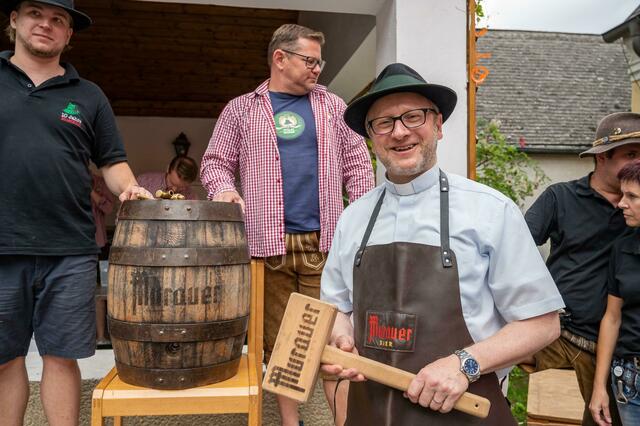 Fassanstich beim Frühschoppen mit Pfarrer Stefan Reuffurth. | Foto: Huatklub