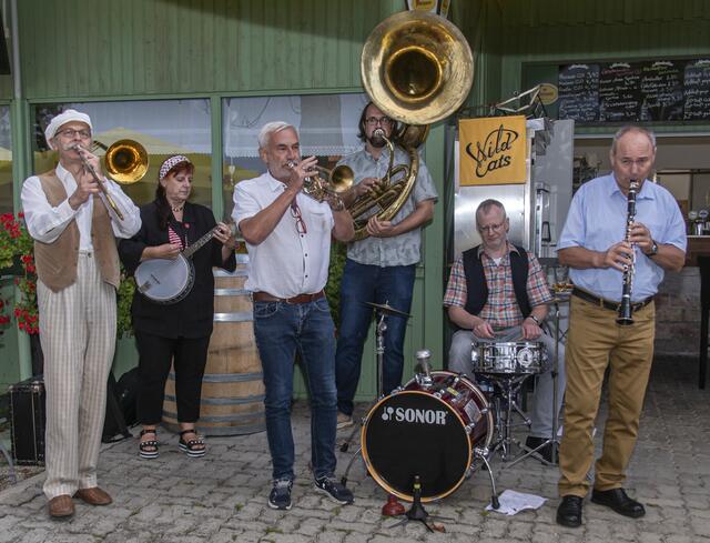 Das "Wilde Katzen Orchester" begeisterte die Jazz-Freunde vor der "Heißen Hexe" am Trabrennplatz Baden. | Foto: Gerhard MALY
