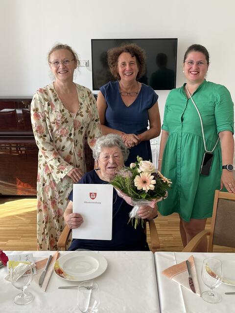 Ortsvorsteherin Ingrid Pollauf, Pflegedirektorin Sabine Sramek und Direktorin Ruth Nadbath gratulierten Hermine Schultmeyer herzlichst.  | Foto: Barmherzige Brüder Kritzendorf